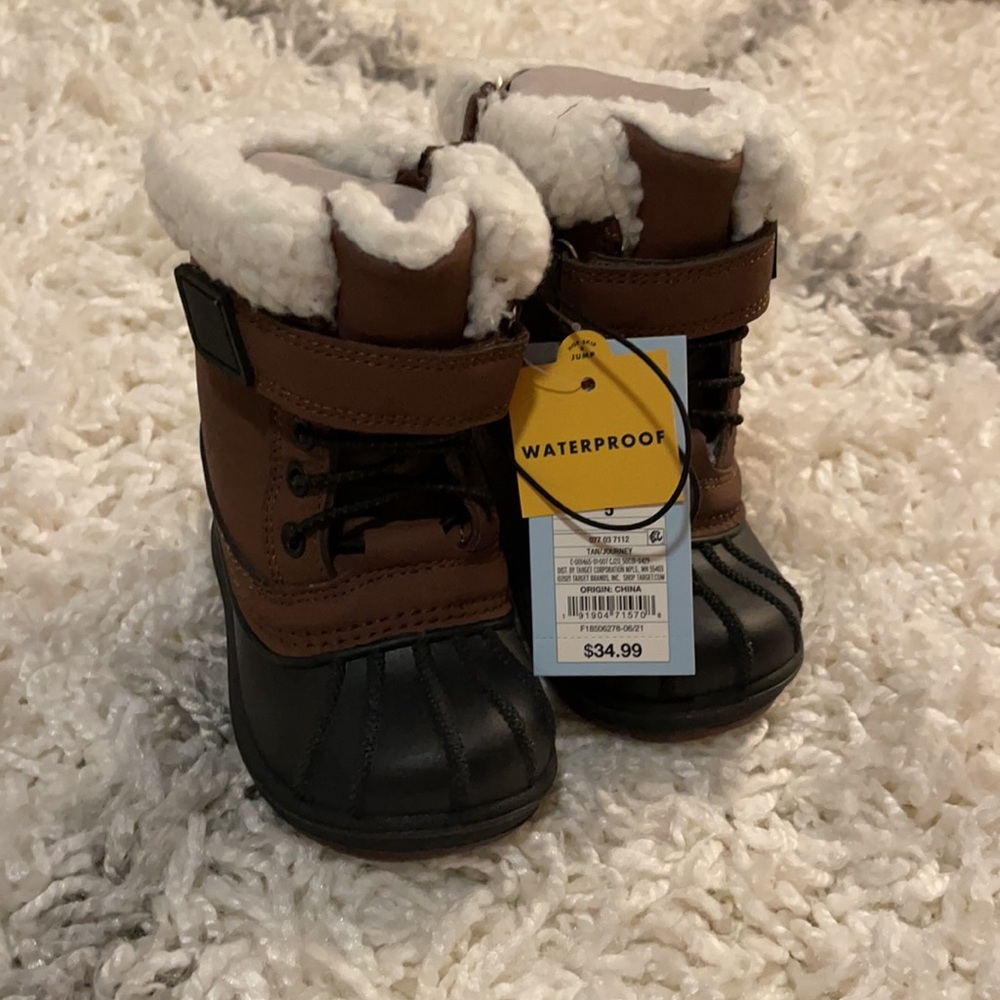 Cat & Jack Toddler Snow boots. Size 5. NWT